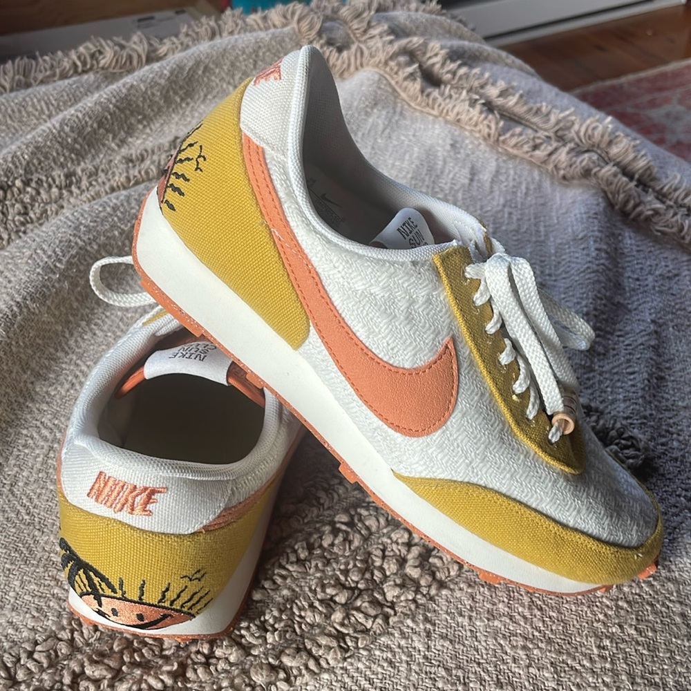 NIKE SUN CLUB running shoes. Size 7.5 women’s. Colour- Hot Curry.